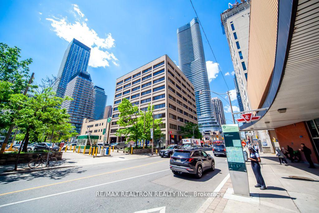 555-yonge-street-toronto-ontario-c12006668