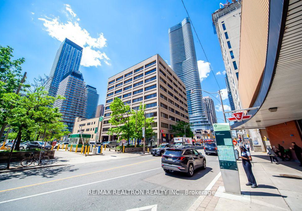 555-yonge-street-toronto-ontario-c12006668