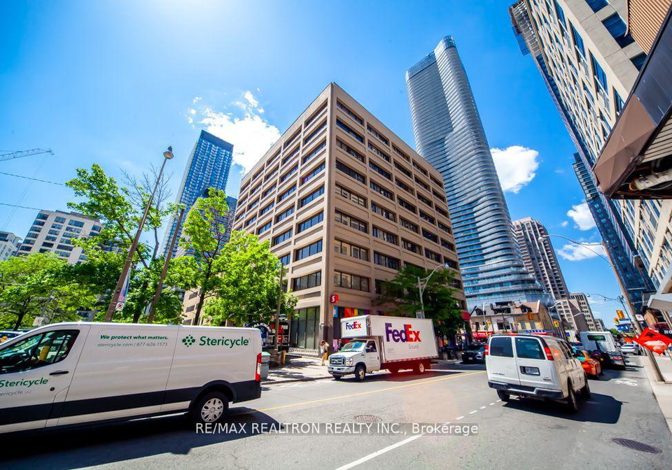 555-yonge-street-toronto-ontario-c12006668