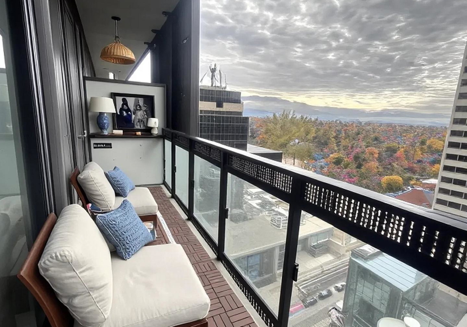 8-eglinton-avenue-e-toronto-ontario-c12096328