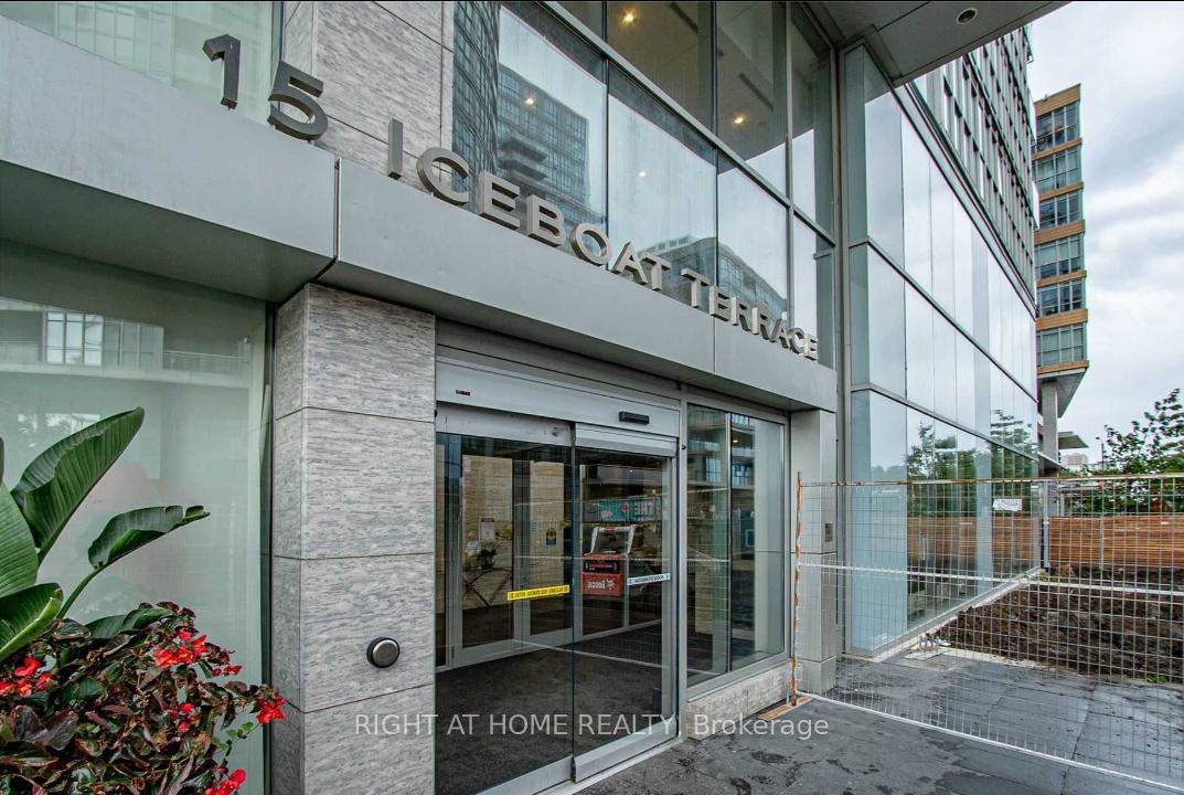 15-iceboat-terrace-toronto-ontario-c12122513