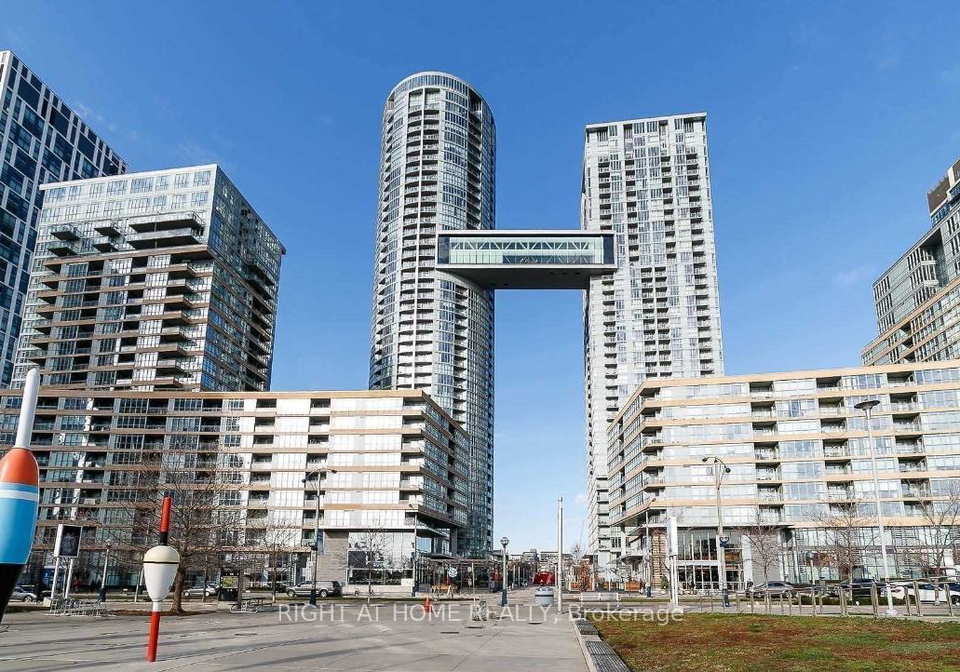 15-iceboat-terrace-toronto-ontario-c12122513