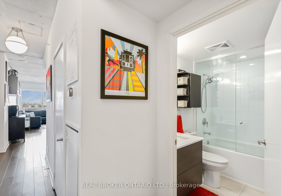 210-simcoe-street-toronto-ontario-c12149001