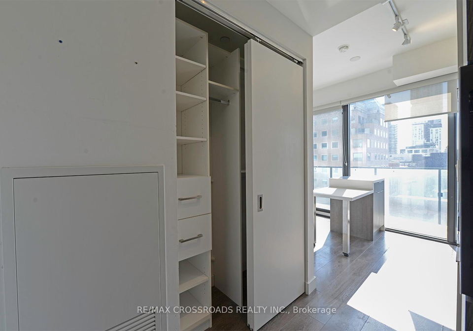 215-queen-street-w-toronto-ontario-c12163751