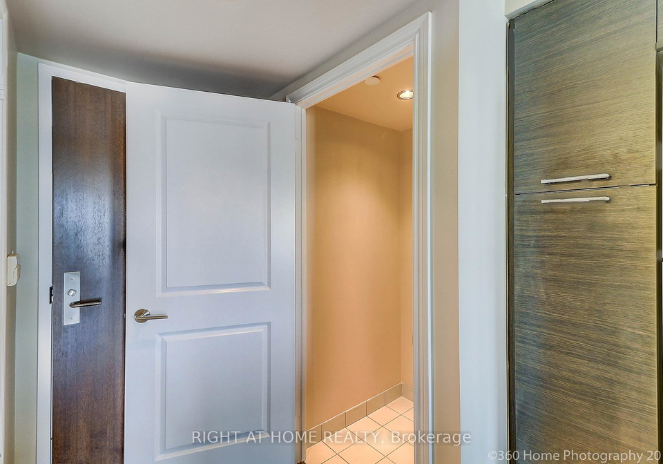 386-yonge-street-toronto-ontario-c12180791