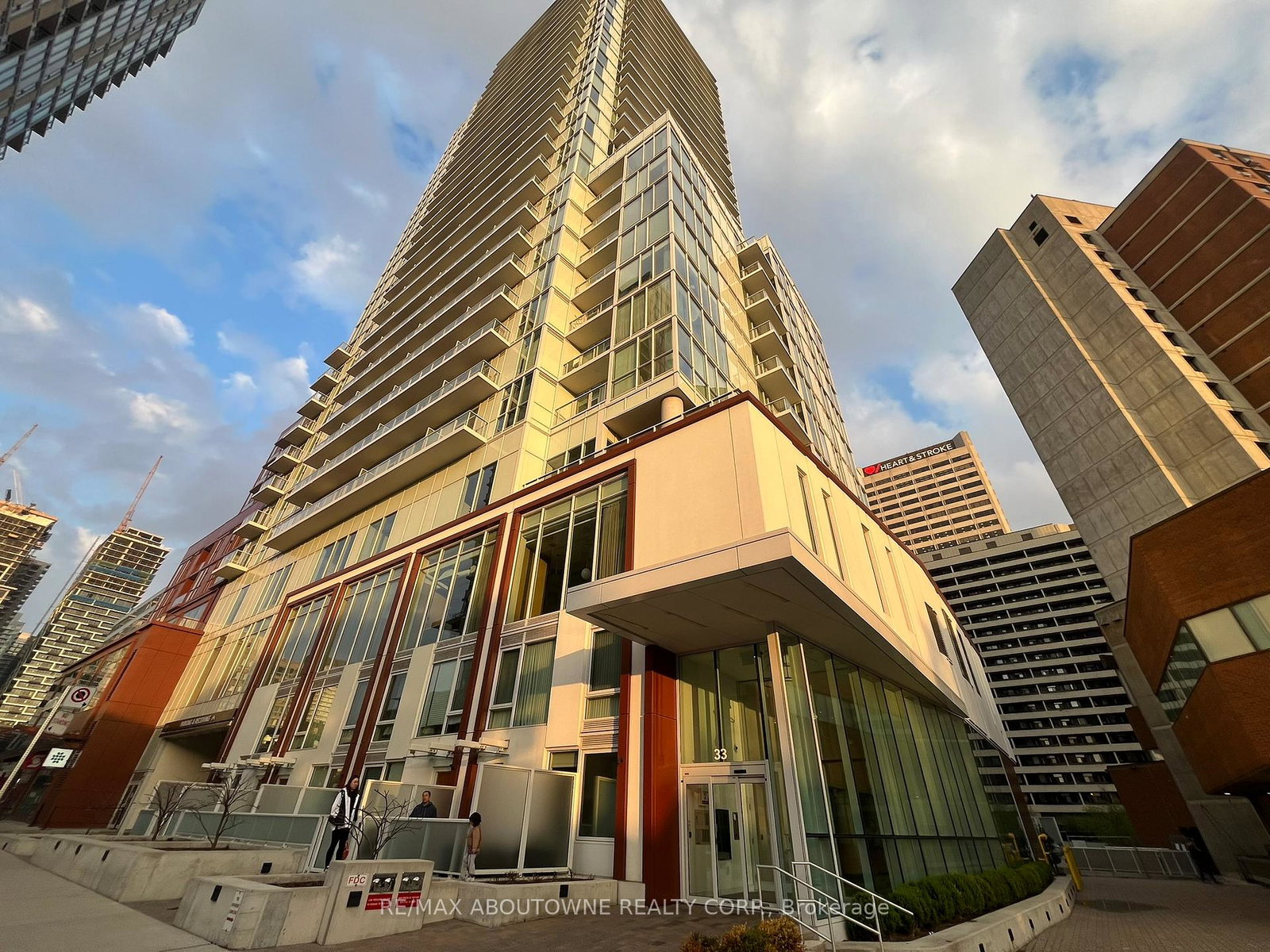 33-helendale-avenue-toronto-ontario-c12205284