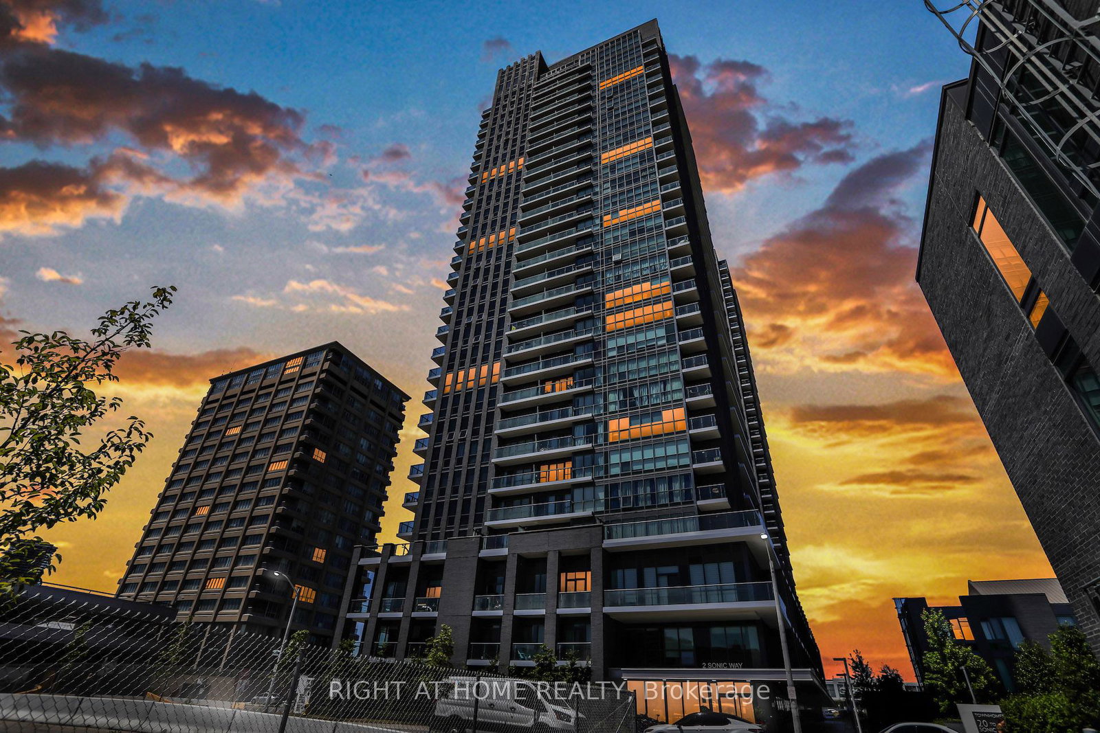 2-sonic-way-ne-east-york-ontario-c12217791