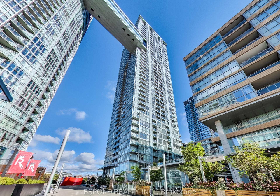 15-iceboat-terrace-toronto-ontario-c12223491