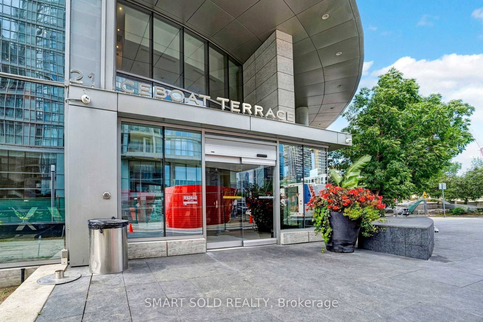 21-iceboat-terrace-toronto-ontario-c12228038