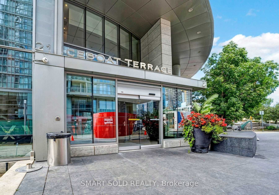 21-iceboat-terrace-toronto-ontario-c12228038