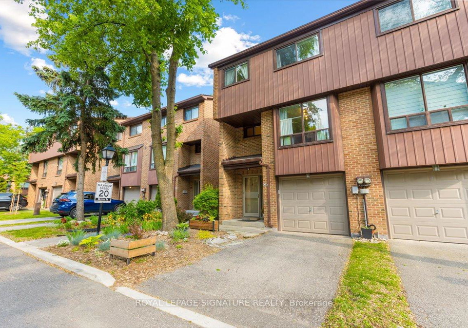 86-wagon-trailway-north-york-ontario-c12229894