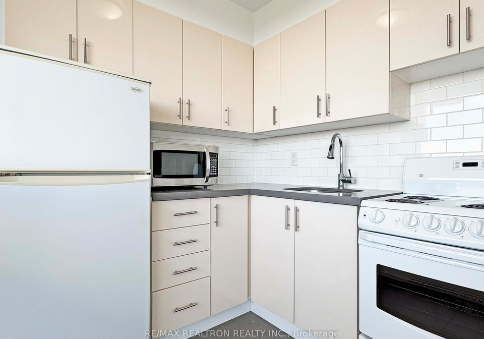666-spadina-avenue-toronto-ontario-c12234967