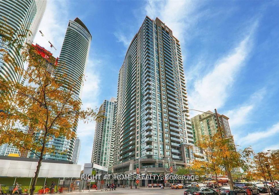 30-grand-trunk-crescent-toronto-ontario-c12238815