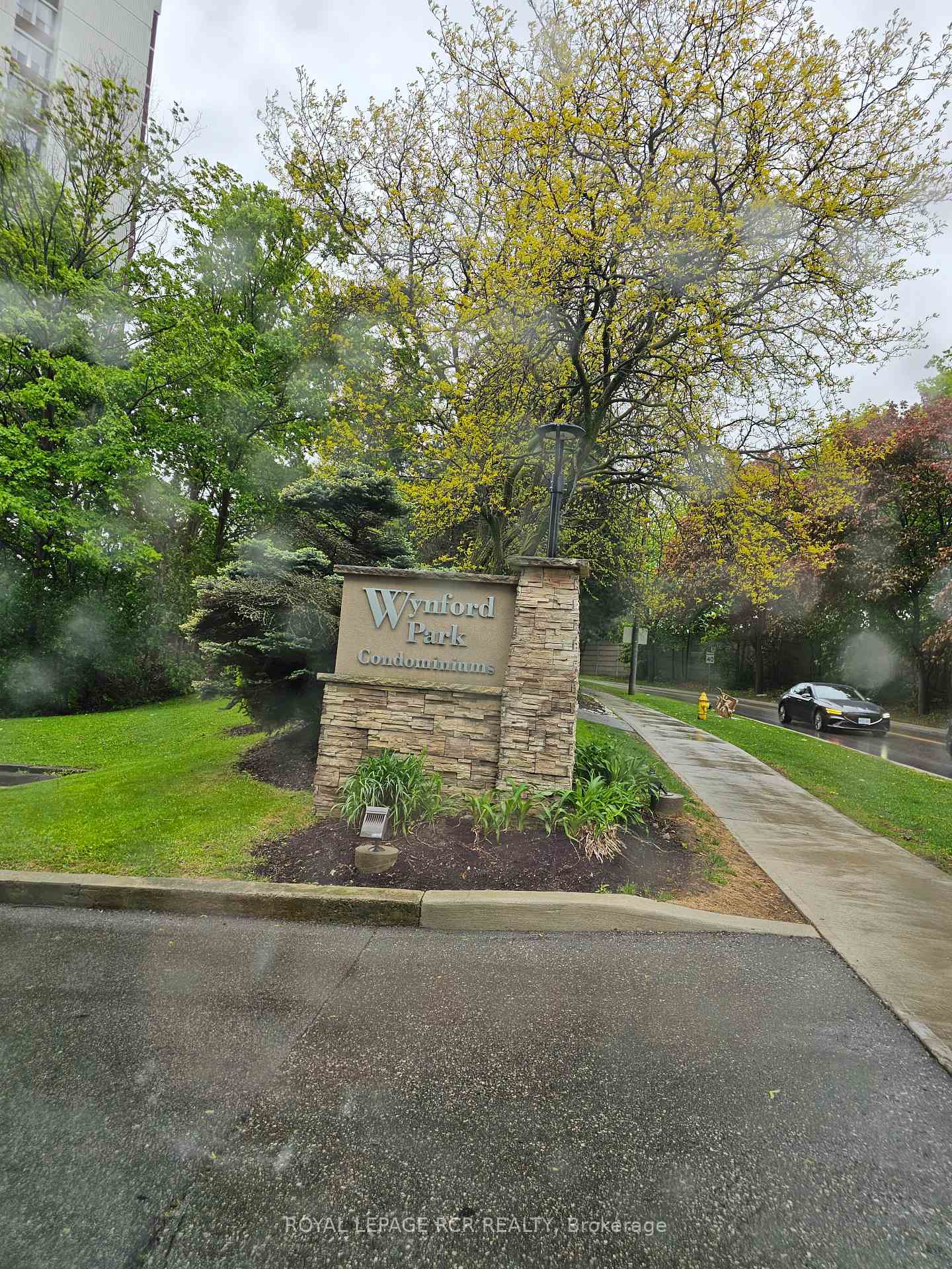 10-edgecliff-golfway-east-york-ontario-c12240344