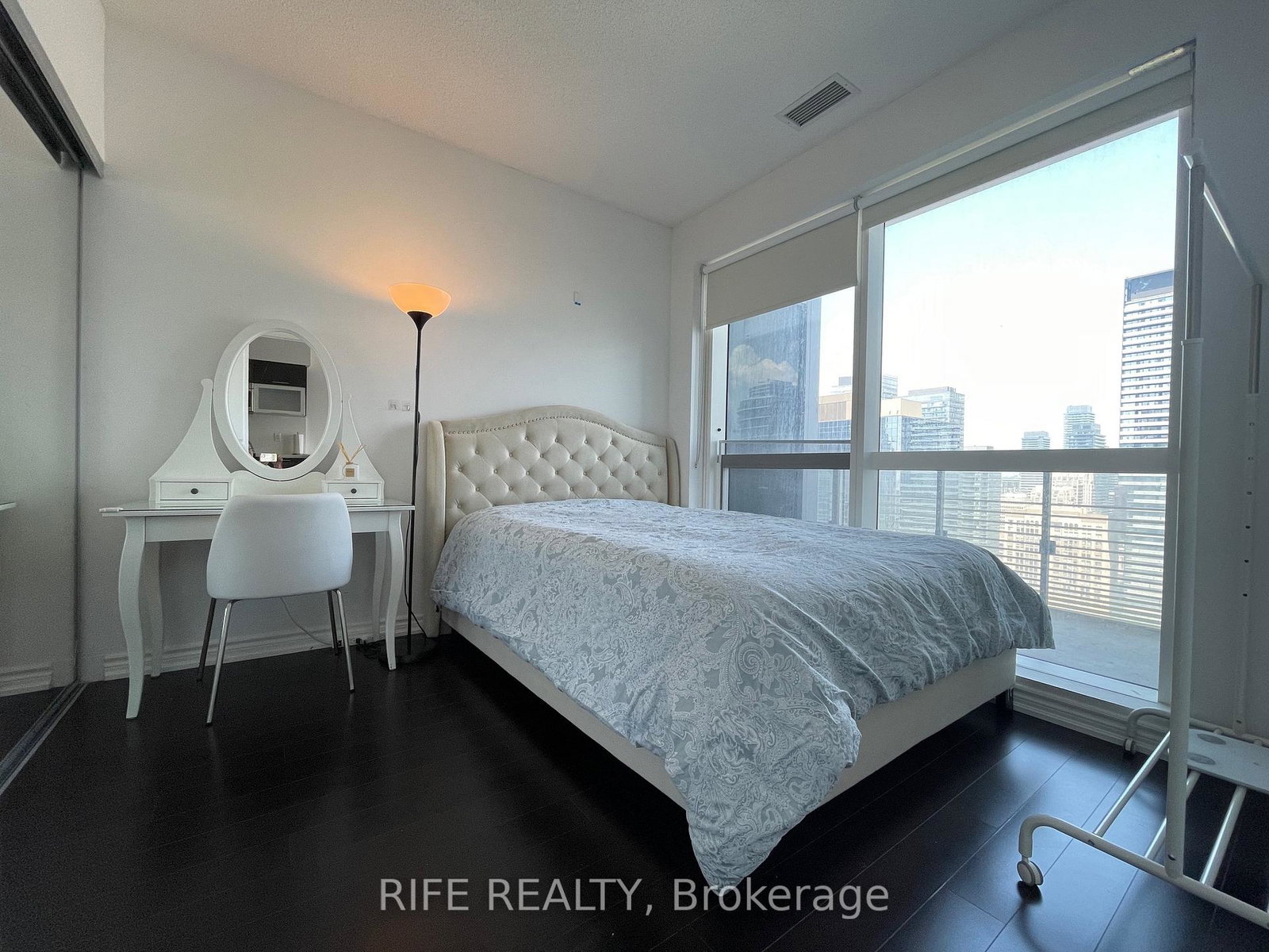 386-yonge-street-toronto-ontario-c12245513