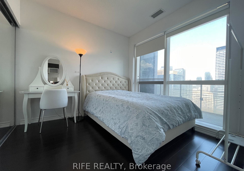386-yonge-street-toronto-ontario-c12245513