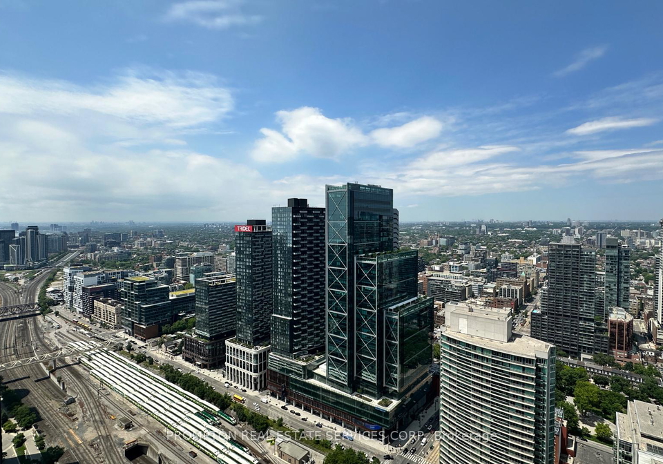 1-concord-cityplace-way-toronto-ontario-c12246548