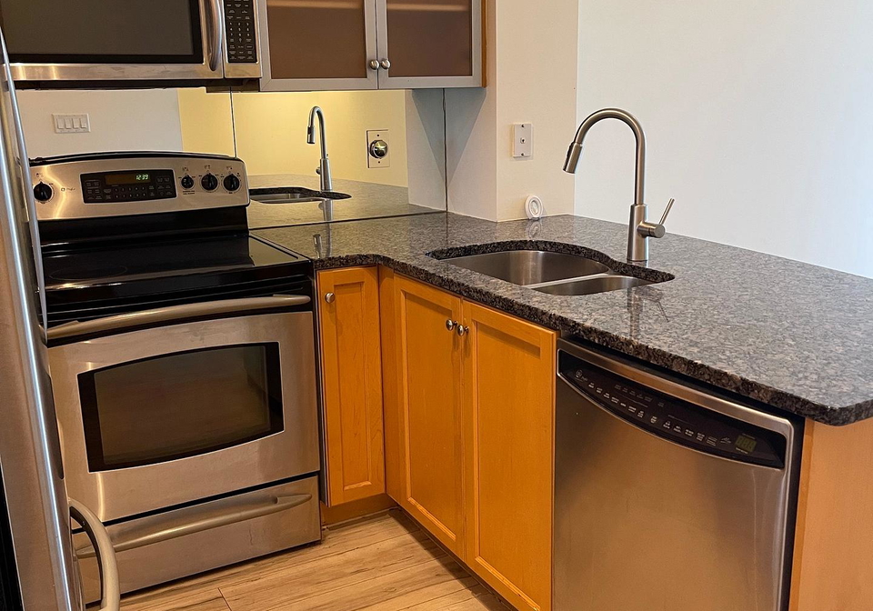 18-yorkville-avenue-toronto-ontario-c12254689