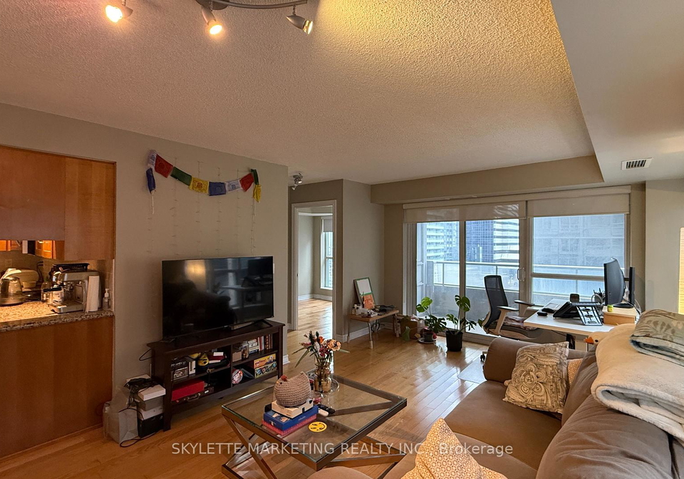 250-wellington-street-w-toronto-ontario-c12265241