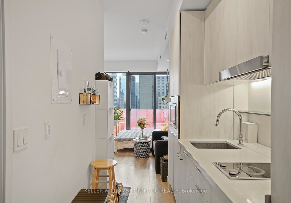 215-queen-street-w-toronto-ontario-c12270446
