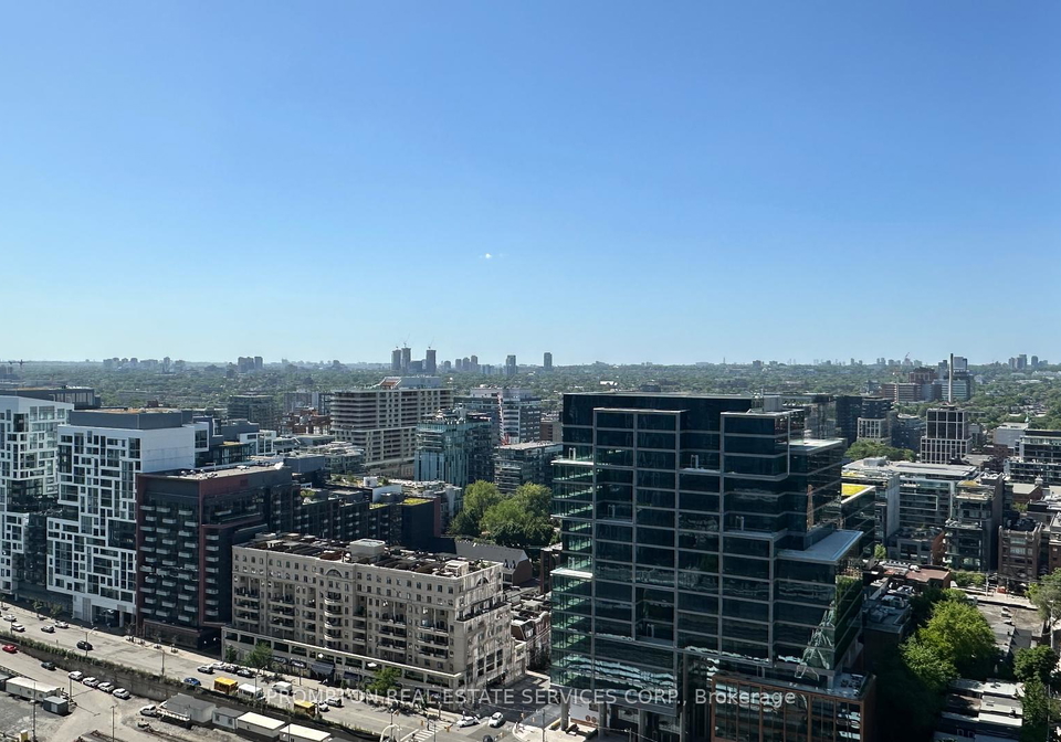15-iceboat-terrace-toronto-ontario-c12275433
