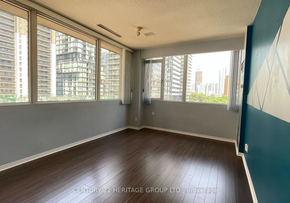 555-yonge-street-toronto-ontario-c12281301