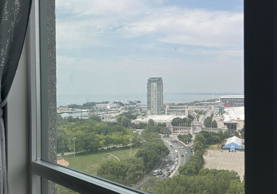 215-fort-york-boulevard-toronto-ontario-c12285427