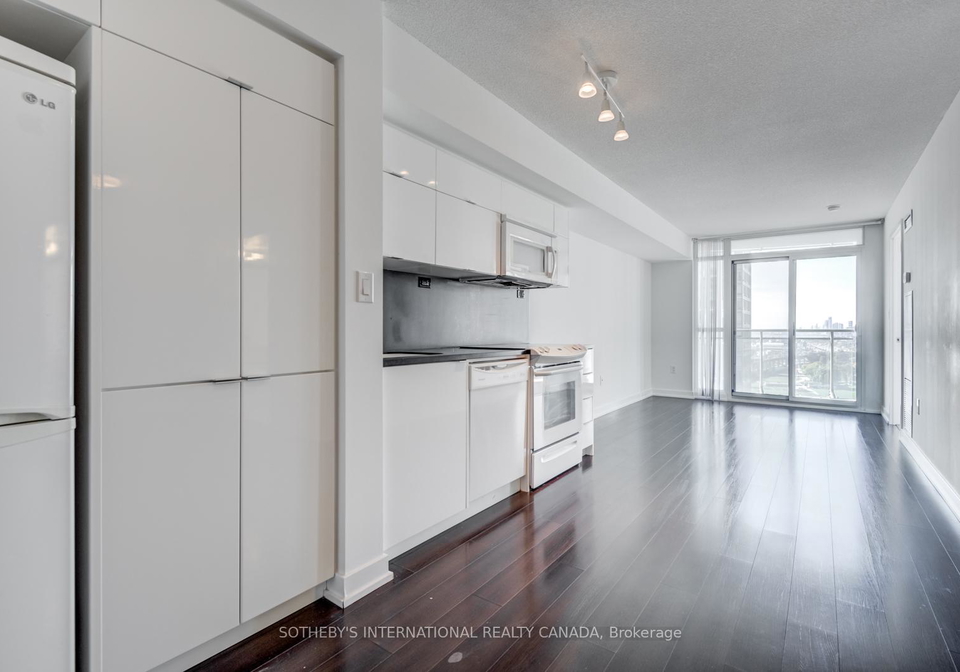 21-iceboat-terrace-toronto-ontario-c12288178