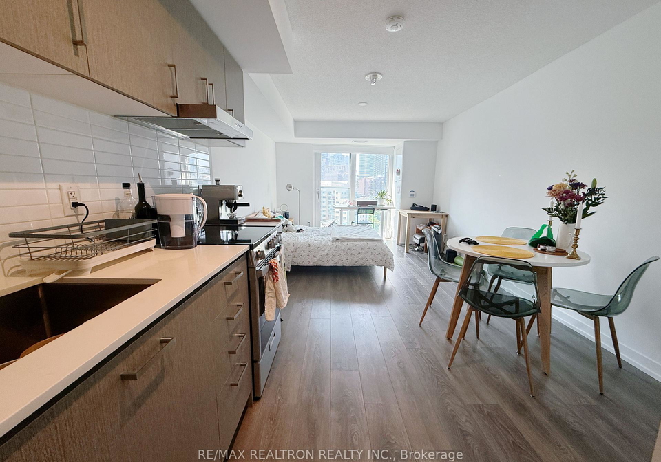 219-dundas-street-e-e-toronto-ontario-c12290010