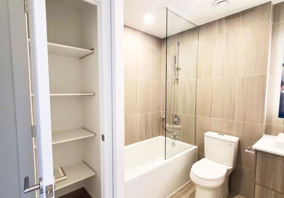 10-inn-on-the-park-drive-e-e-north-york-ontario-c12298543
