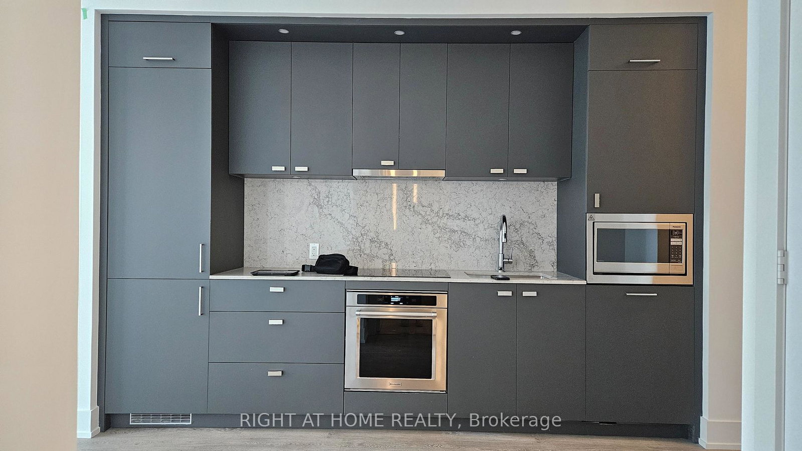 10-innthe-park-drive-north-york-ontario-c12299148