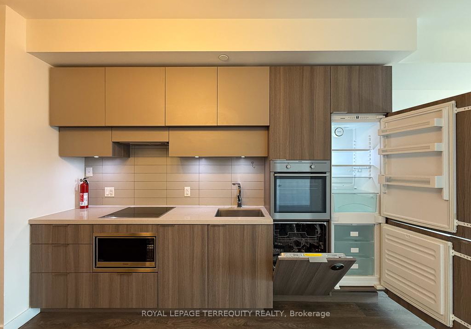 8-eglinton-avenue-e-e-toronto-ontario-c12302915