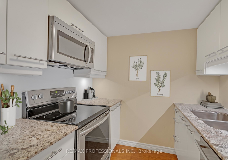 717-bay-street-toronto-ontario-c12303916