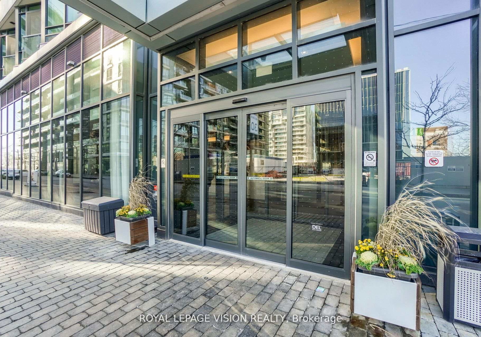 15-merchants-wharf-na-toronto-ontario-c12307781