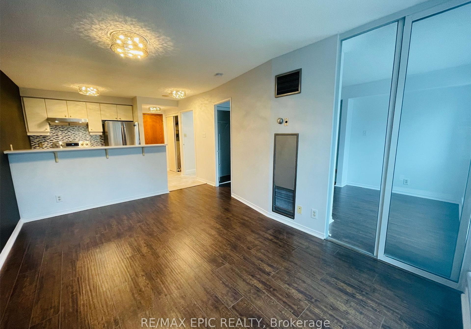 10-queens-quay-w-w-toronto-ontario-c12313462