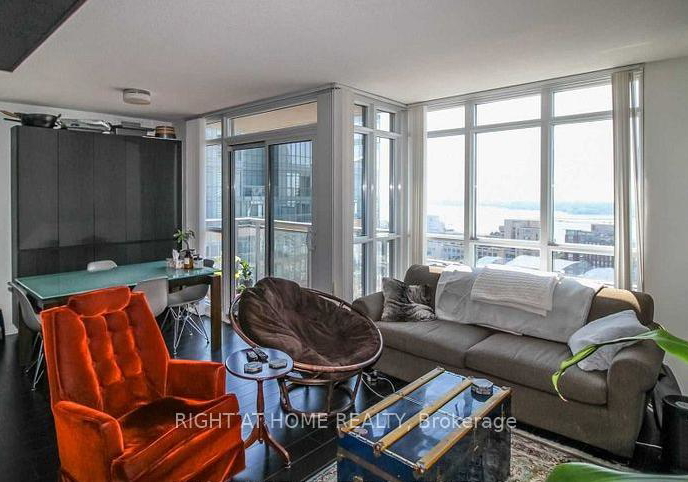 15-iceboat-terrace-toronto-ontario-c12315447