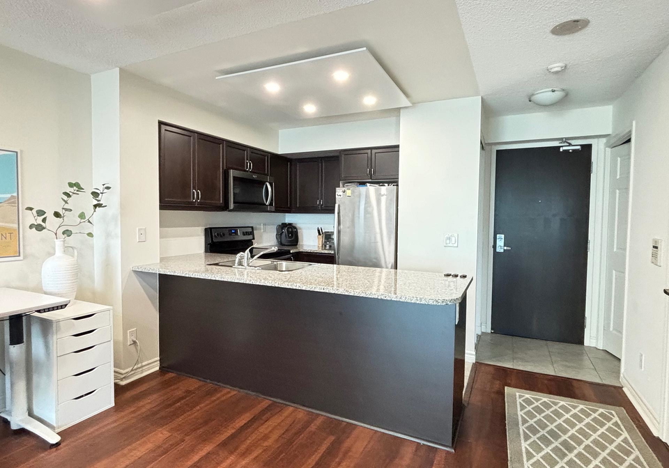 19-grand-trunk-crescent-toronto-ontario-c12315630