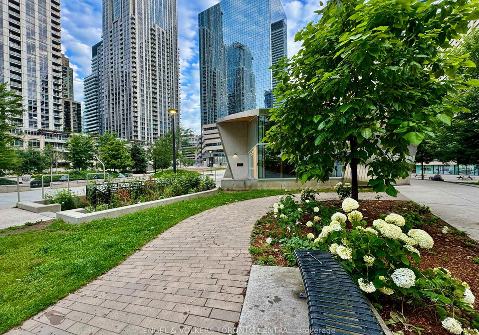 801-bay-street-toronto-ontario-c12318004