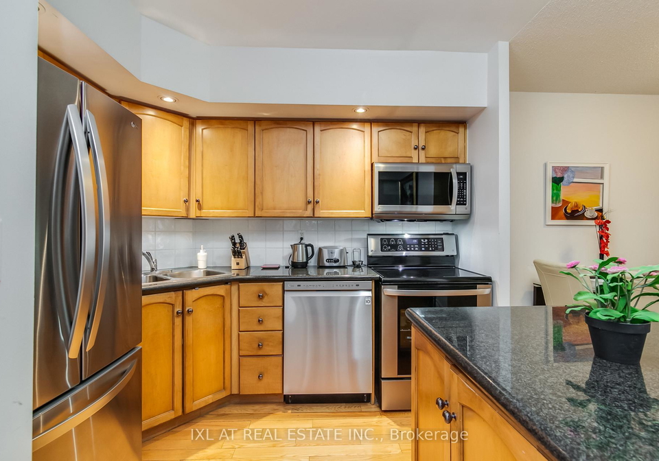 270-wellington-street-w-w-toronto-ontario-c12325084