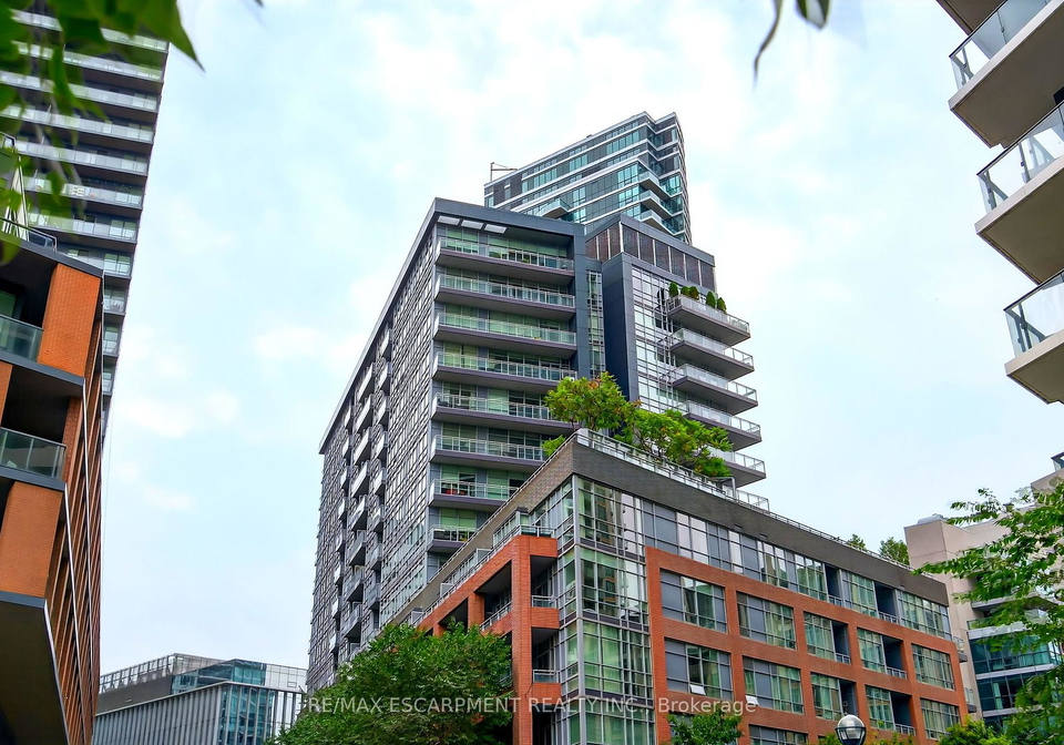 15-bruyeres-mews-toronto-ontario-c12325998