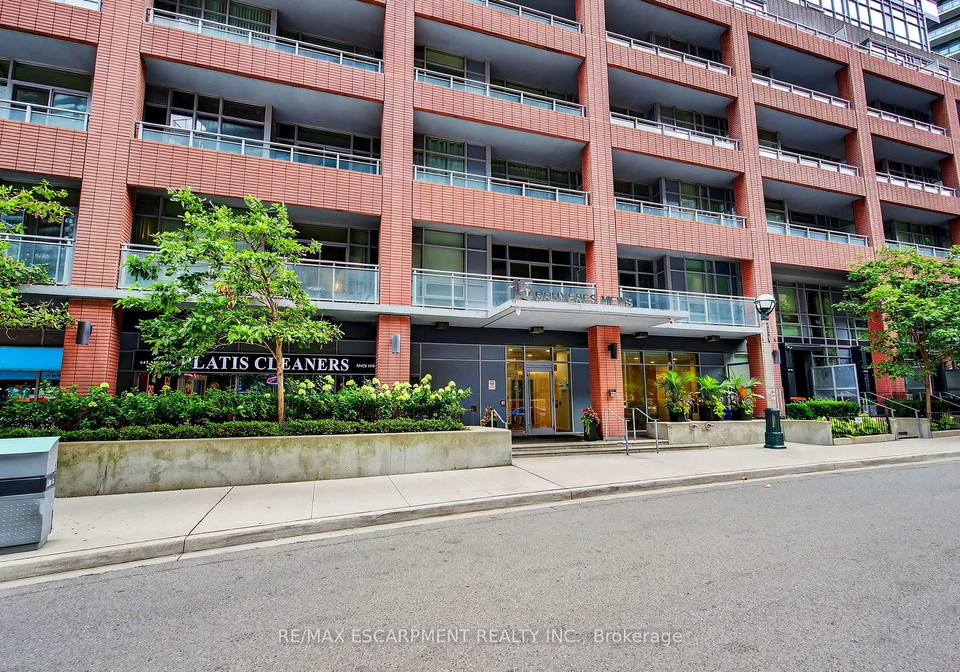 15-bruyeres-mews-toronto-ontario-c12325998