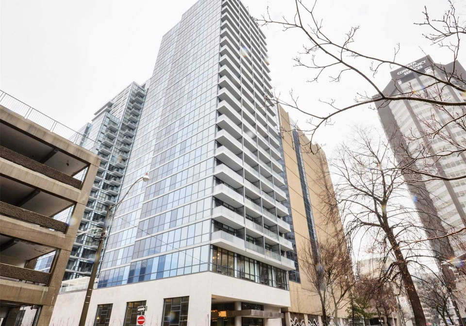 210-simcoe-street-toronto-ontario-c12327910