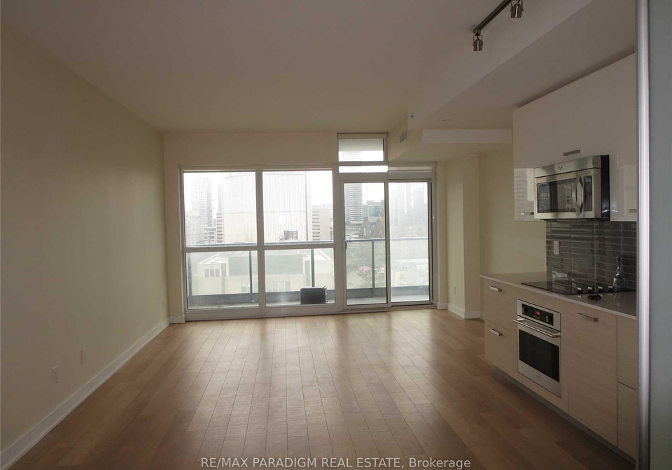 210-simcoe-street-toronto-ontario-c12327910