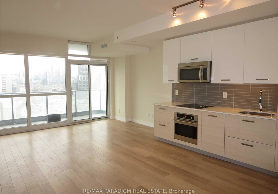 210-simcoe-street-toronto-ontario-c12327910