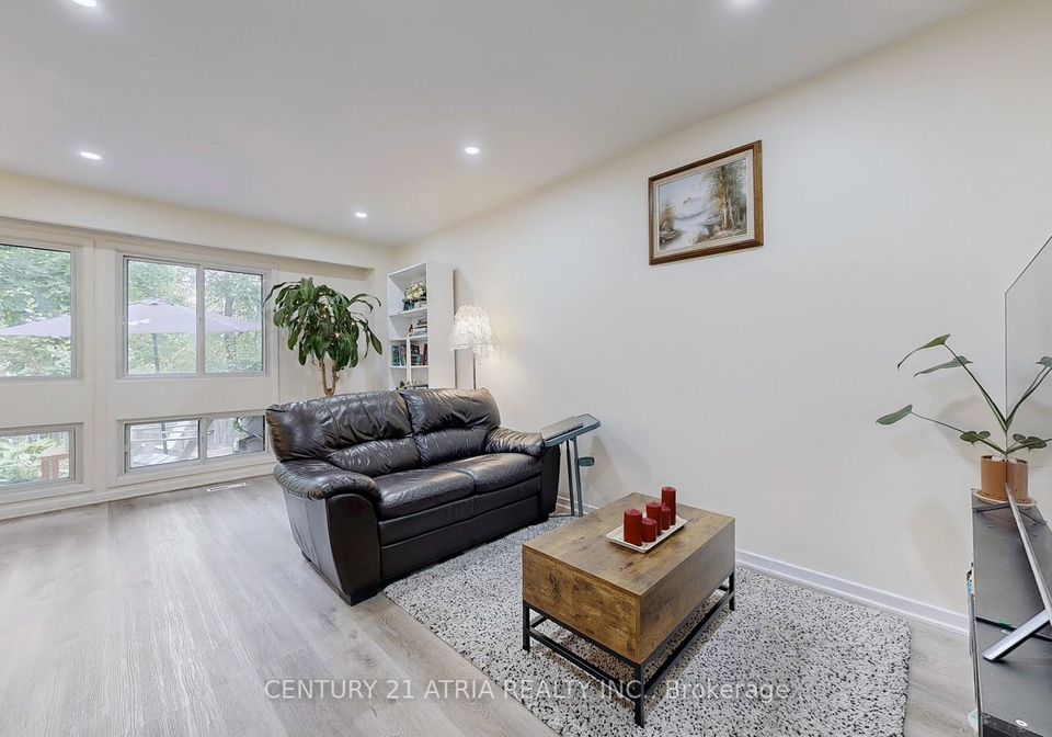 80-spire-hillway-na-north-york-ontario-c12328229