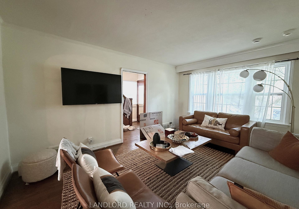 1-thursfield-crescent-east-york-ontario-c12331486
