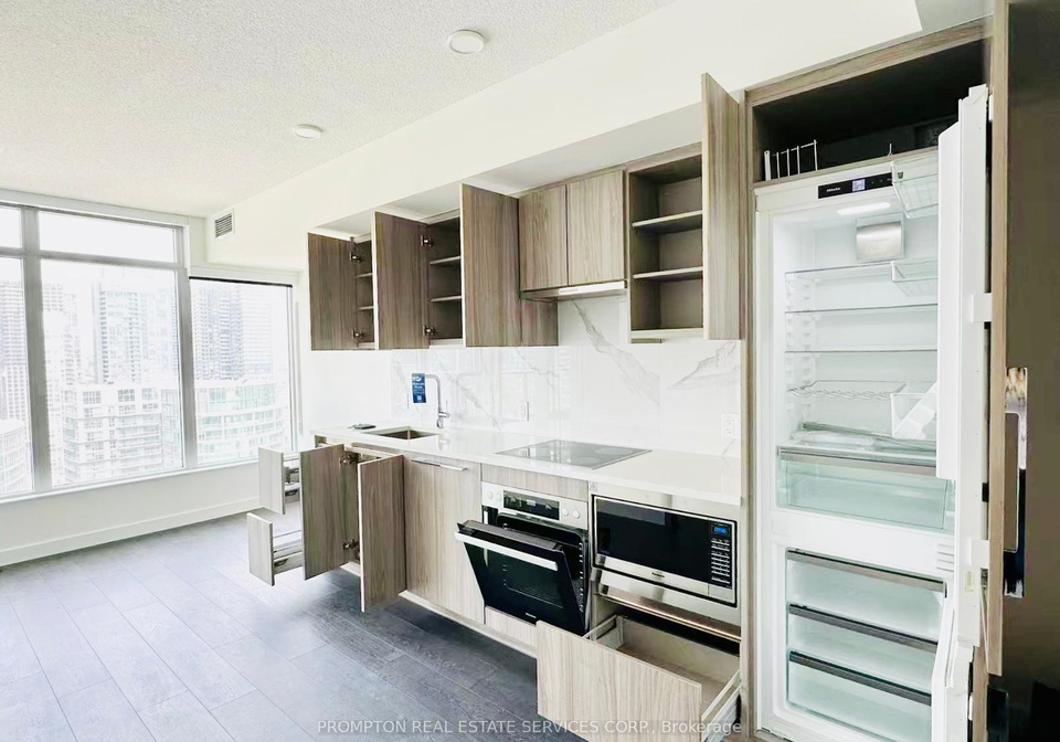 1-concord-cityplace-way-toronto-ontario-c12335001