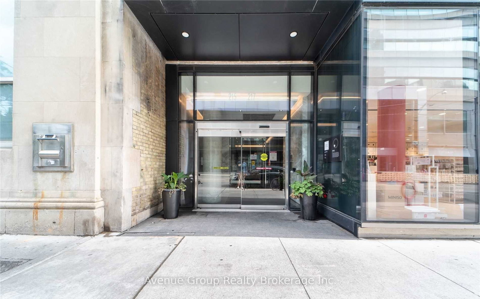 215-queen-street-w-toronto-ontario-c12335992