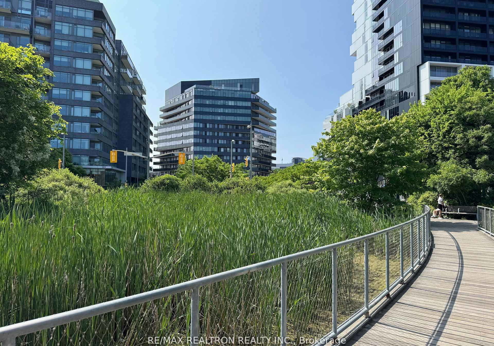 21-lawren-harris-square-toronto-ontario-c12337883