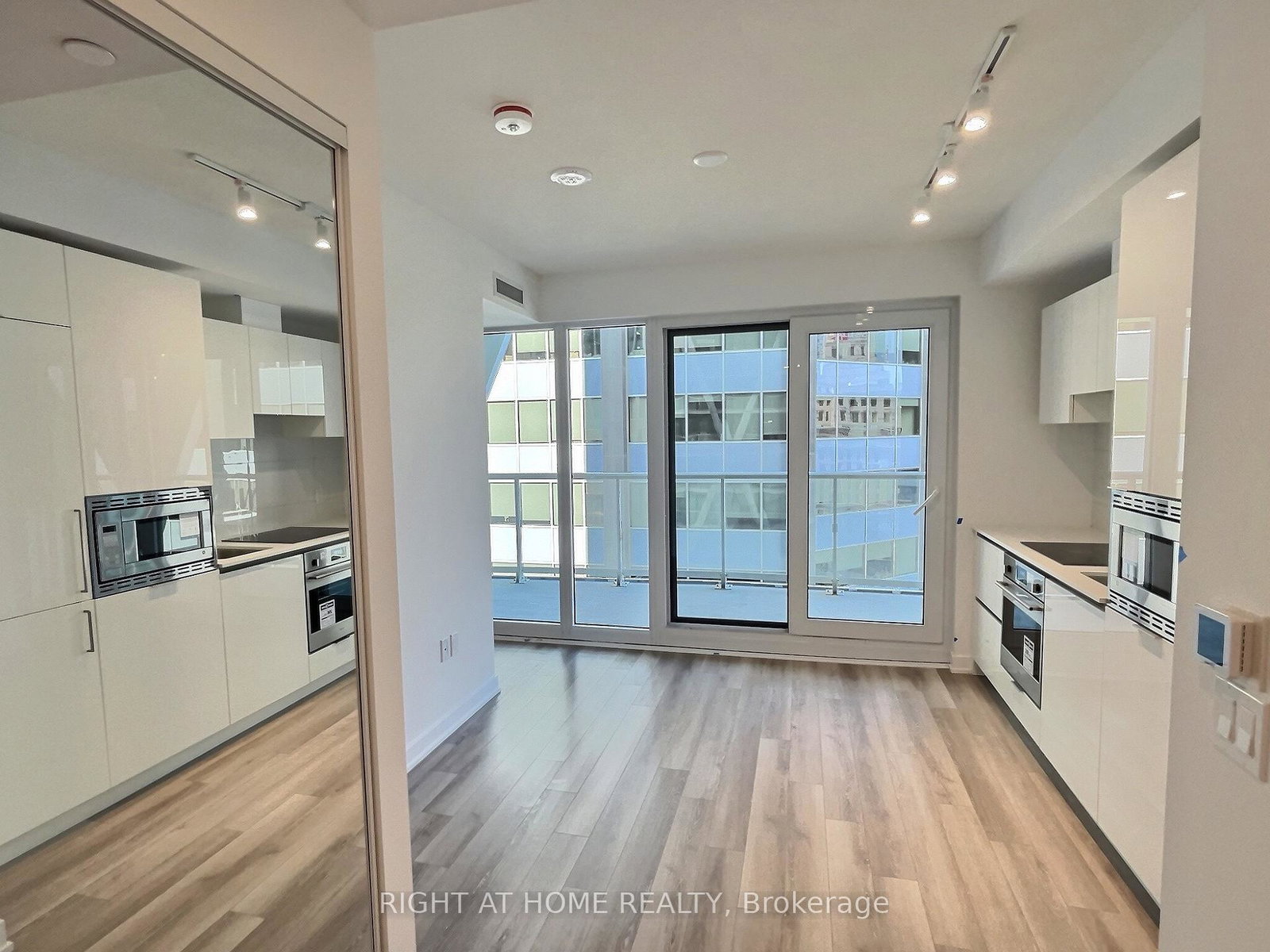 230-simcoe-street-toronto-ontario-c12338387